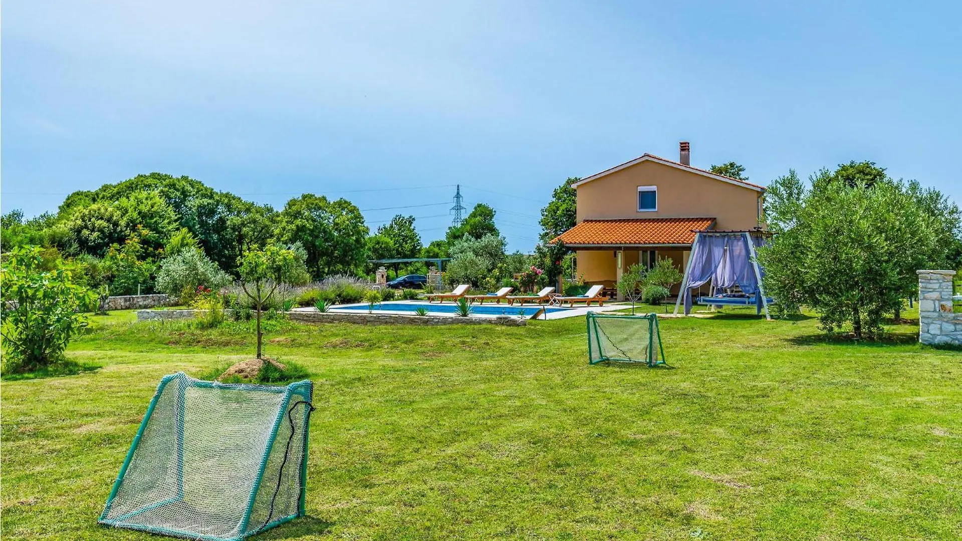 3 Bedroom Lovely Home In Sisan Holiday home
